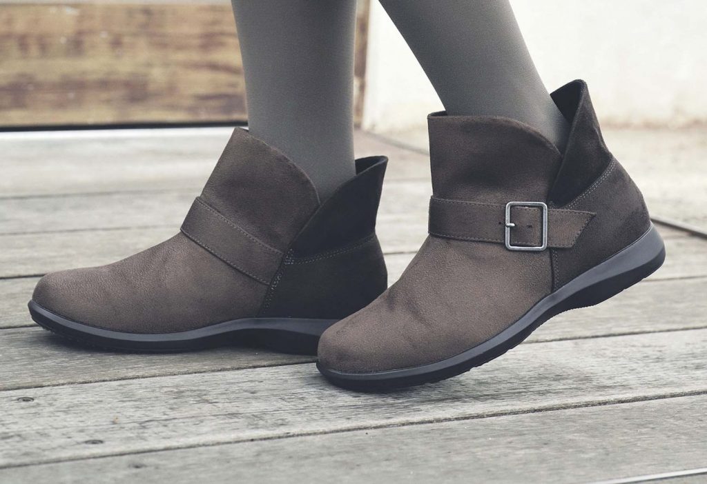 アキレス株式会社は20km歩けるスニーカーのような履き心地の「ALL DAY Walk(オールデイウォーク)」に、冬の路面変化にも対応する防寒ショートブーツ「ALW 2850」が新たに登場。12月上旬より全国の靴専門店および有名ECサイト、アキレスウェブショップにて販売開始。
