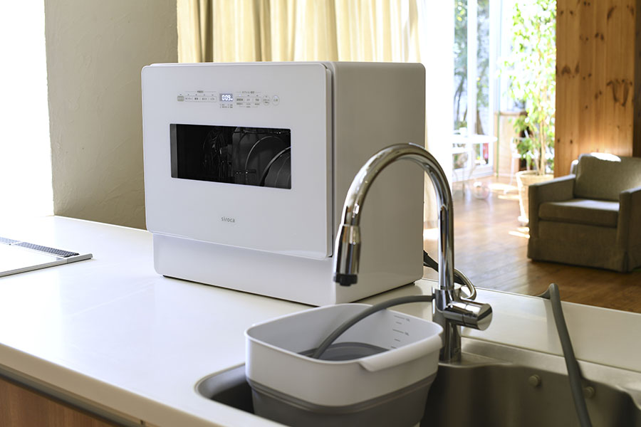 シロカの最新食器洗い乾燥機食洗機は、水道工事不要で家族分洗える