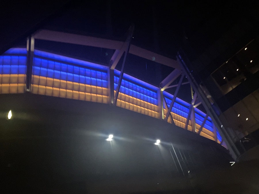 ウクライナカラーに点灯したバンクーバーのスタジアム。