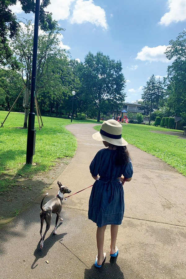 モデル森貴美子さん愛犬と一緒の朝散歩