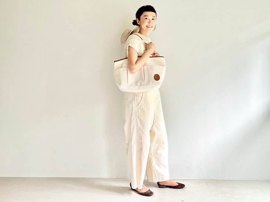 Kazuyo Takiguchi wears a Nestrobes tote bag in the November issue of Linnel