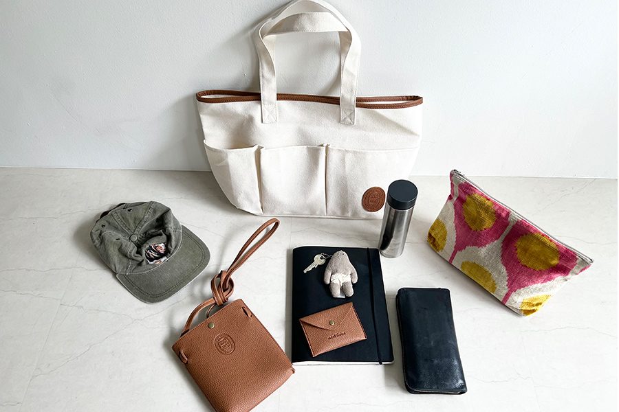 Linen November issue Nestrobes tote bag Contents of Kazuyo Takiguchi's bag