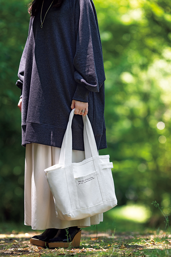 内田彩仍さんと、“本当にほしい”白のトートバッグを作りました【BOOK好評発売中】 | ファッション雑誌『リンネル』の読みもの