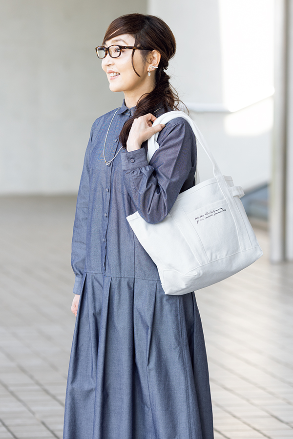 内田彩仍さんが着こなす。「白のトートバッグ」で整える1週間の装い | ファッション雑誌『リンネル』の読みもの