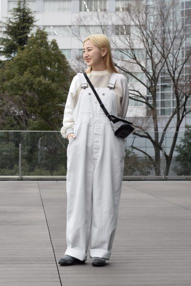 BEAMS プレス 河江遥香さんの私服ファッションスナップ。オーバーオールが主役の着こなしはワントーンで軽やかに