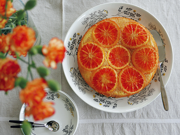 オレンジのケーキと花