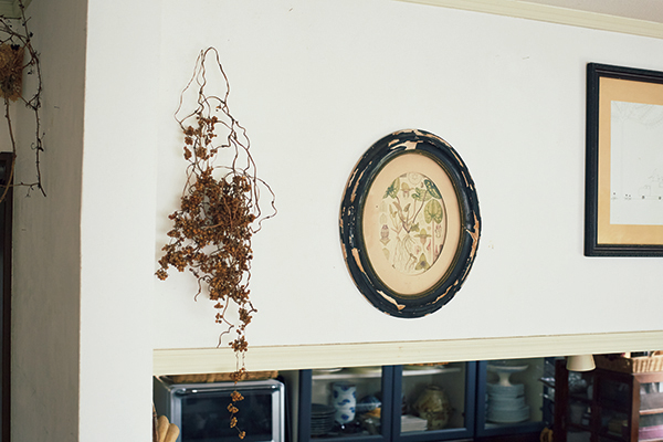 壁に植物の絵を飾る