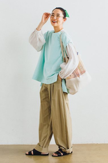 浜島直子さんが着こなす40代女性のナチュラルおしゃれ。リラックスムード満点で、ご近所スーパーへお買い物へ♪