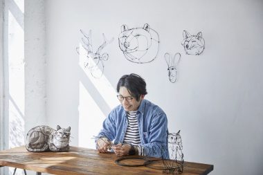 石井佳苗さん監修の眼鏡市場×リンネルのコラボメガネ「Lin-02」をワイヤーアーティスト小川学さんが着用