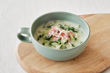 豆苗と豆乳のスープ：レシピ・有賀薫さん