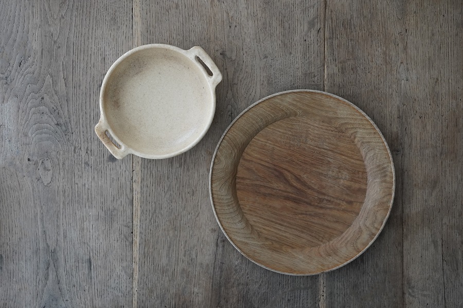 [右]富井貴志さん作のリム皿、[左]八木橋昇さん作の平グラタン皿