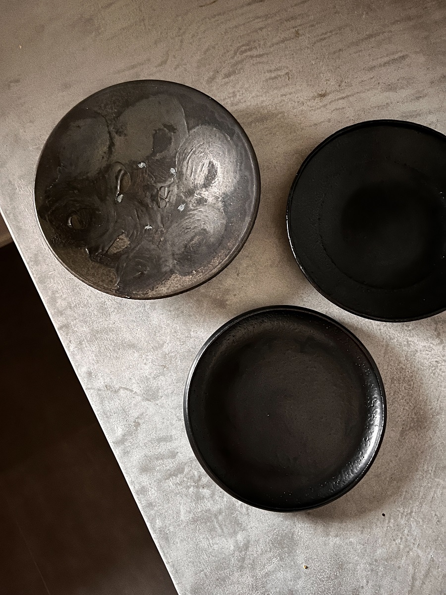 [右]COCHIのリム皿、[下]COCHIの皿、[左]下村 淳さん作の皿