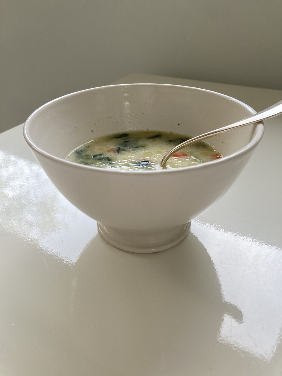 カフェボウルにスープを入れている写真