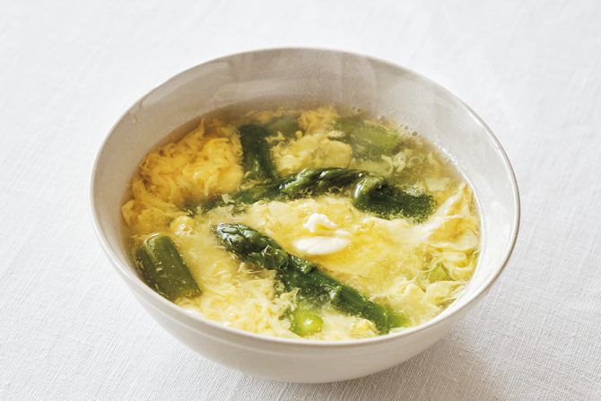 アスパラとたまごのスープ：レシピ・有賀薫さん