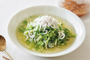 キャベツの千切りとしらすぼしのだしかけスープ：レシピ・有賀薫さん