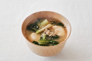 小松菜と鶏ささみの味噌汁：レシピ・有賀薫さん