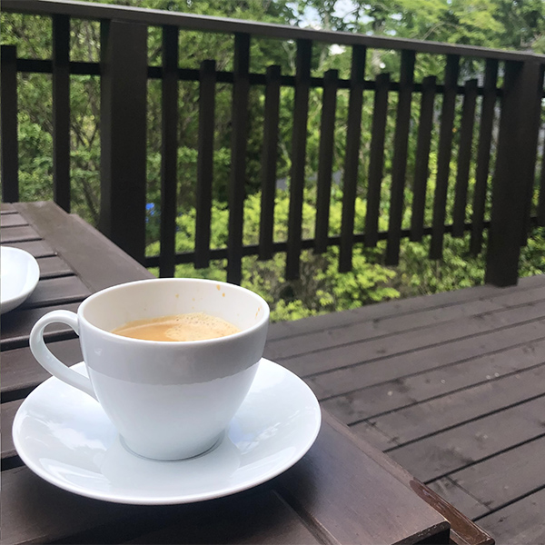 テラスで穏やかな朝の風を感じながら飲むモーニングコーヒーより美味しいコーヒーはない