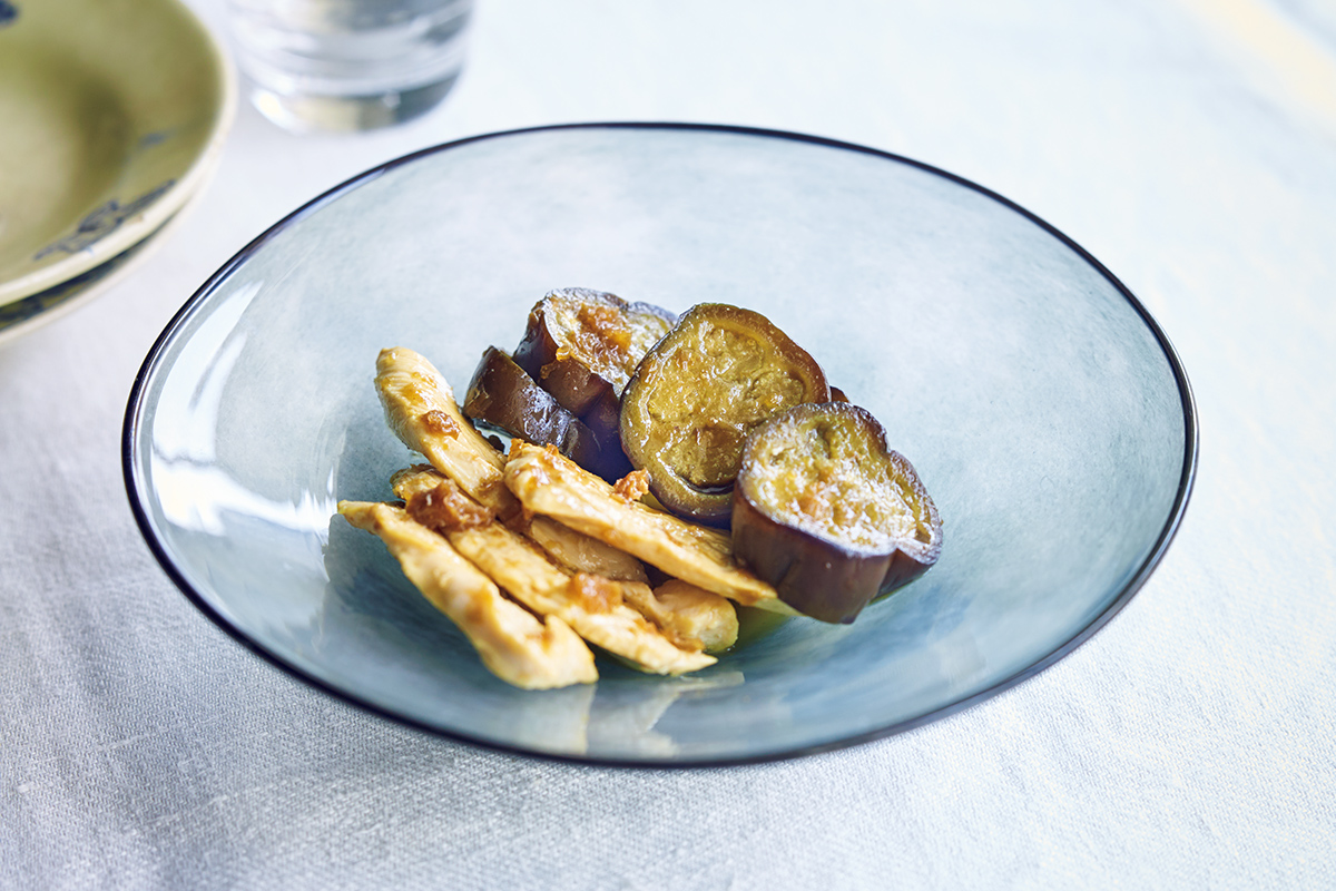 油なしでヘルシーな夏の副菜が即完成！ なすと鶏肉の焼きびたし