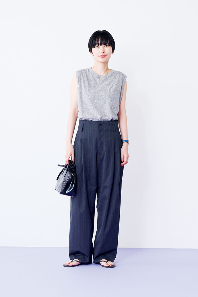 モデル 潮田あかりさんの私服ファッションスナップ。タンクトップはパンツスタイルできれいめな印象に