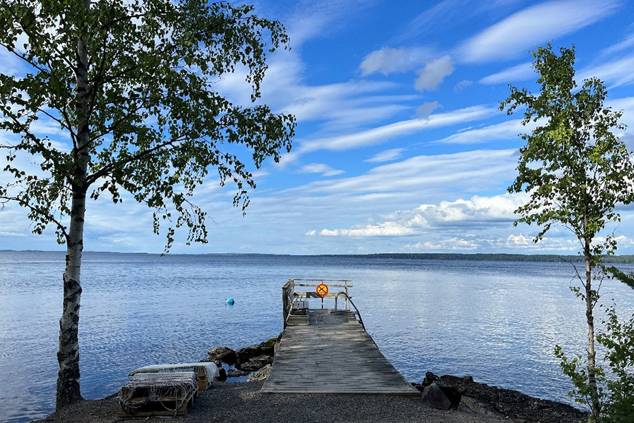サウナテンプルから出ると見える景色。青空の下で湖に飛び込んで、新鮮な風を感じながら桟橋で外気浴。【ノーラのフィンランド旅気分】