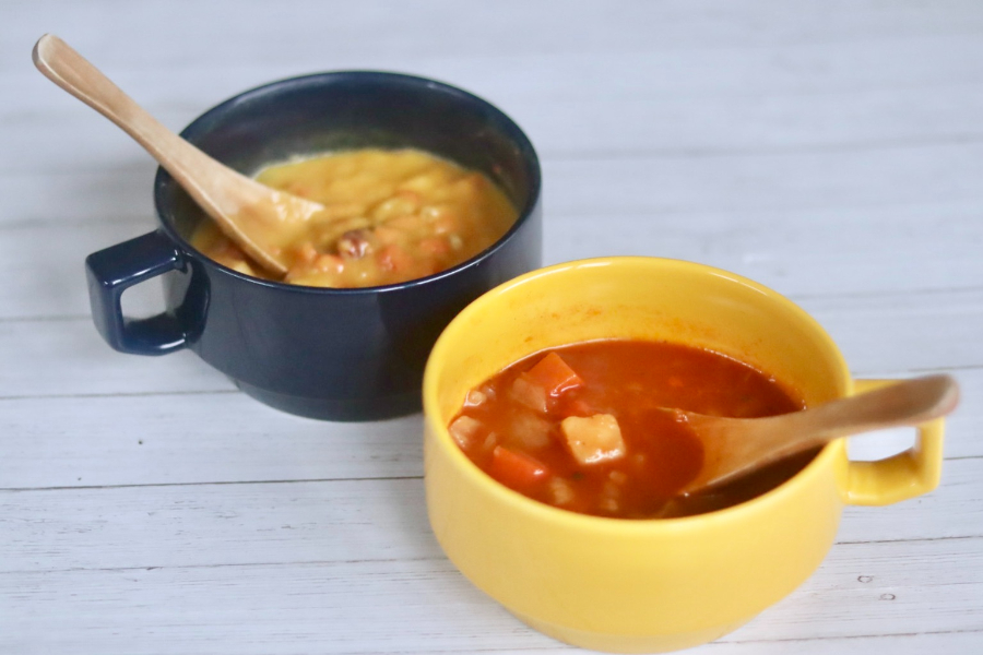 （左から）１／３日分の野菜を使った　かぼちゃスープ 200ｇ（１人前）、１／３日分の野菜を使った　トマトスープ 200ｇ（１人前）各￥350