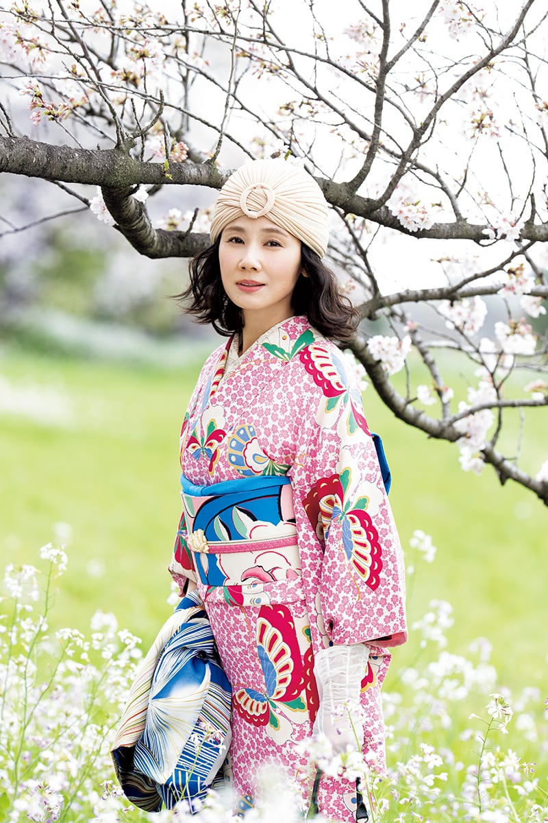 満開の桜に蝶が飛ぶ着物：【吉田羊さんの着物と12のアソビゴコロ】