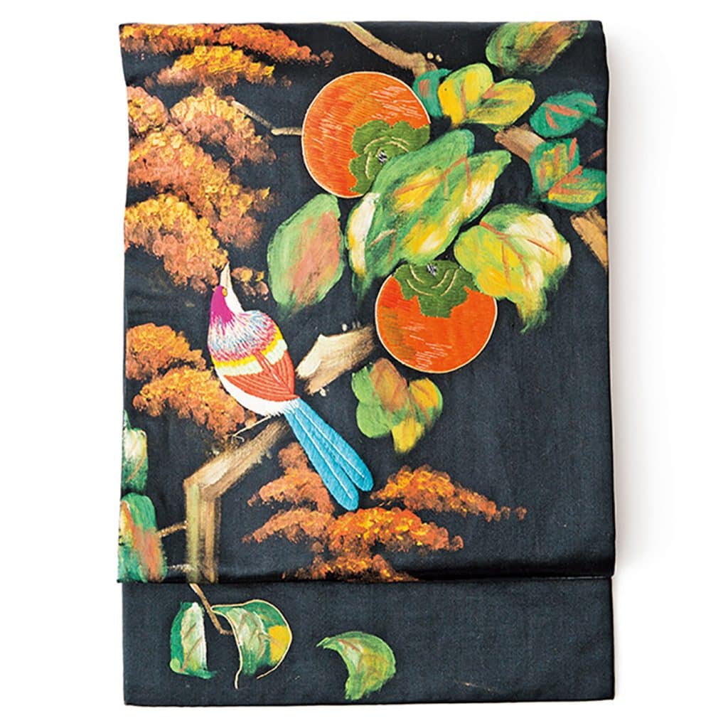 柿の木に留まる鳥が描かれた帯を合わせました：【吉田羊さんの着物と12のアソビゴコロ】