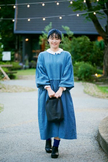 シンプルライフ研究家・マキさんの私服ファッションスナップ。ブルーで揃えたワンピースコーデは深めの色合いで秋仕様に