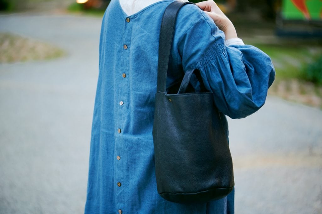 シンプルライフ研究家・マキさんの私服ファッションスナップ。ブルーで揃えたワンピースコーデは深めの色合いで秋仕様に
