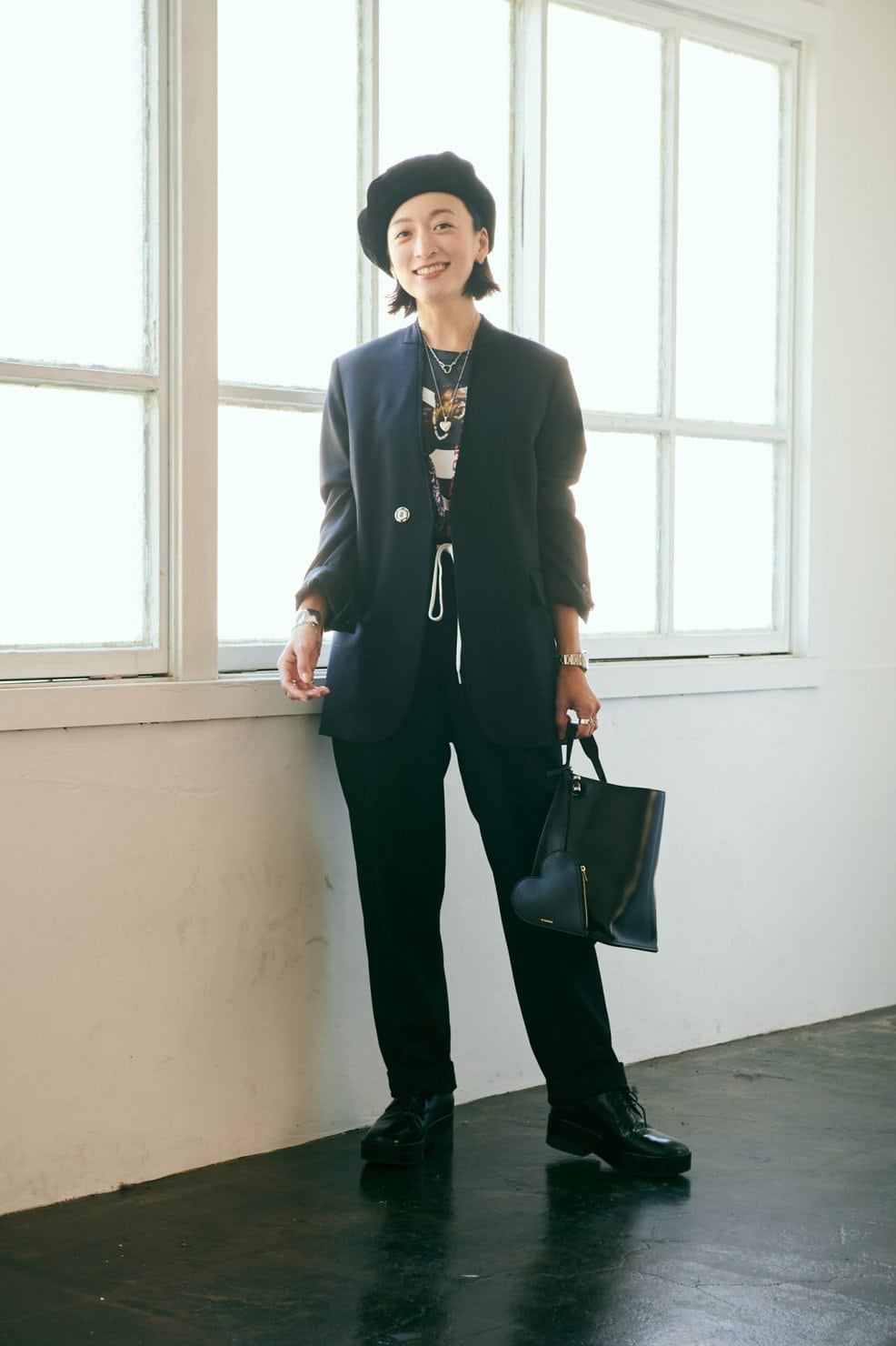 モデル 高山都さんの私服ファッションスナップ。ボーイッシュなセットアップに古着のTシャツで抜け感を