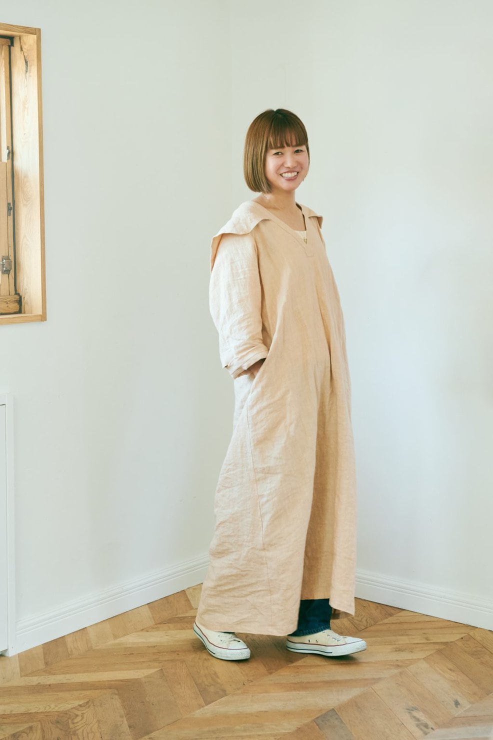 フードスタイリスト黄川田としえさんの私服ファッションスナップ。ビッグセーラーカラーワンピースを主役に、軽やかな秋コーデ