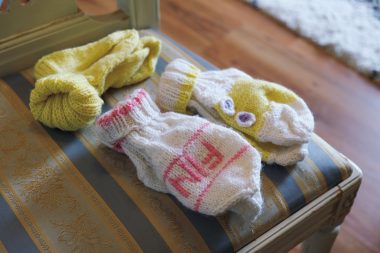 幼い娘の冬支度は手編みの靴下から：フィンランド在住 “北欧、かもめと暮らす ナナさん”の #北欧の冬支度
