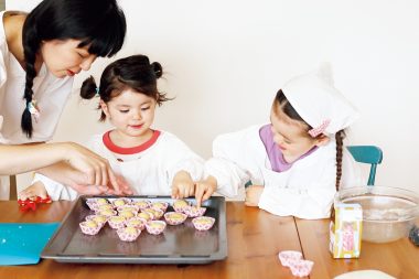 お菓子作りも大切な家族の時間。二人の娘はいつも積極的に手伝ってくれます。：スウェーデン在住“ヴェントゥラ愛さん”が好きな北欧