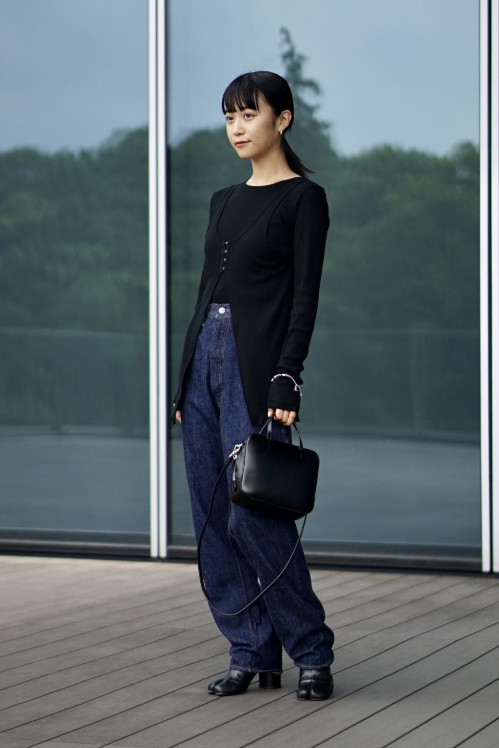 ビームス イベントプランナー 星 秋穂さんの私服ファッションスナップ。黒のレザー小物できちんと感を添えてカジュアルな装いを格上げ！
