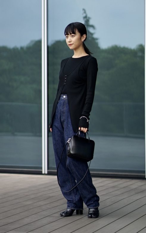 ビームス イベントプランナー 星 秋穂さんの私服ファッションスナップ。黒のレザー小物できちんと感を添えてカジュアルな装いを格上げ！