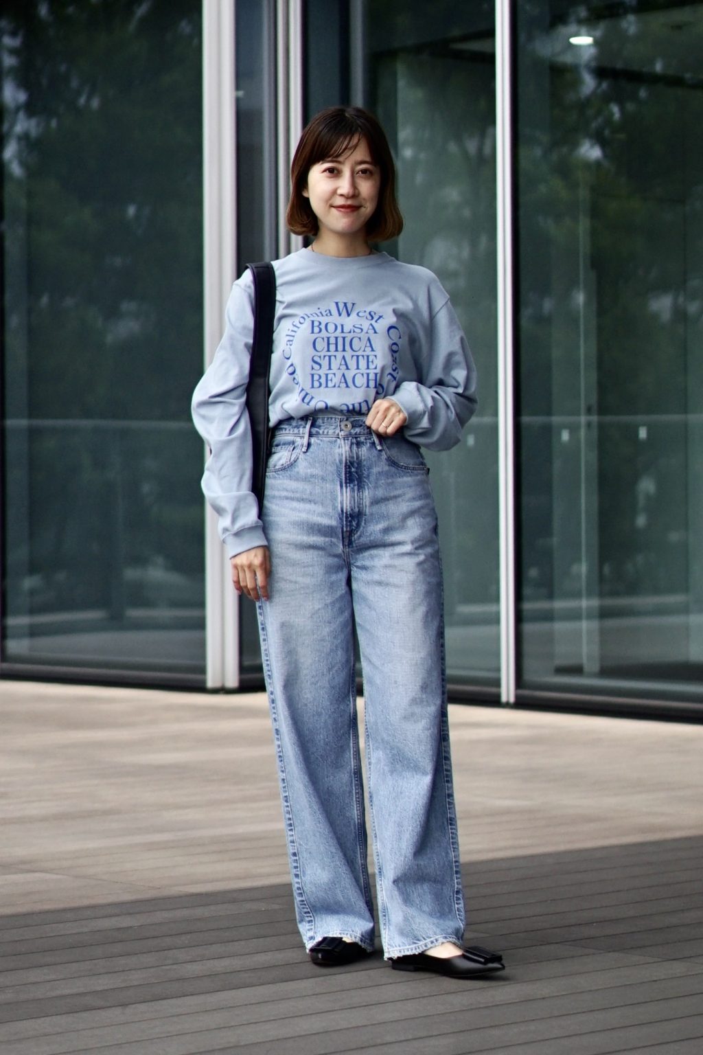 ビームス プレス 知識優花さんの私服ファッションスナップ。さわやかなワントーンでまとめた大人カジュアルなデニムスタイル
