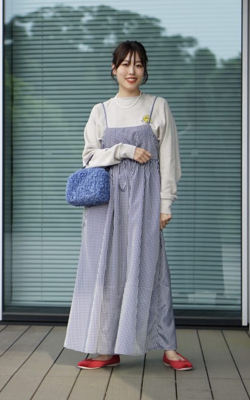 ビームス プレス 高橋 咲さんの私服ファッションスナップ。大人かわいいワンピースの装いは色・柄・素材で遊び心を効かせて