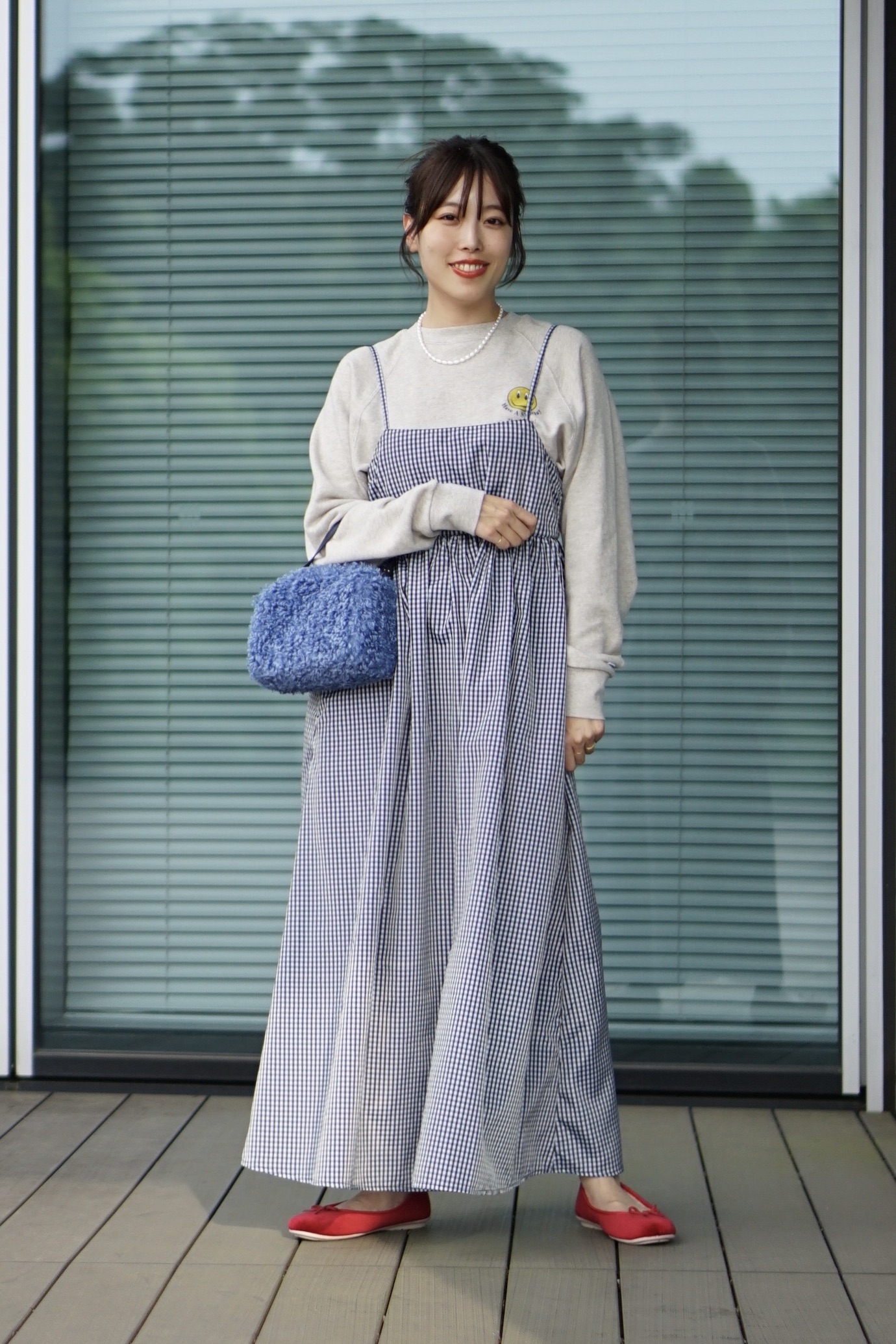 ビームス プレス 高橋 咲さんの私服ファッションスナップ。大人かわいいワンピースの装いは色・柄・素材で遊び心を効かせて