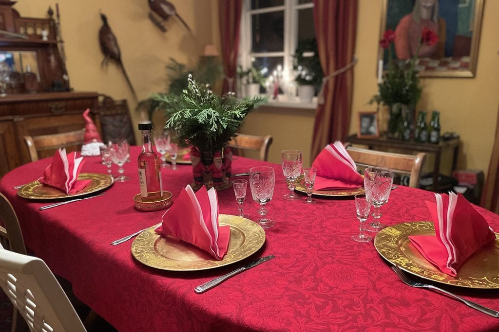クリスマスの代表的な赤色のテーブルセッティング。