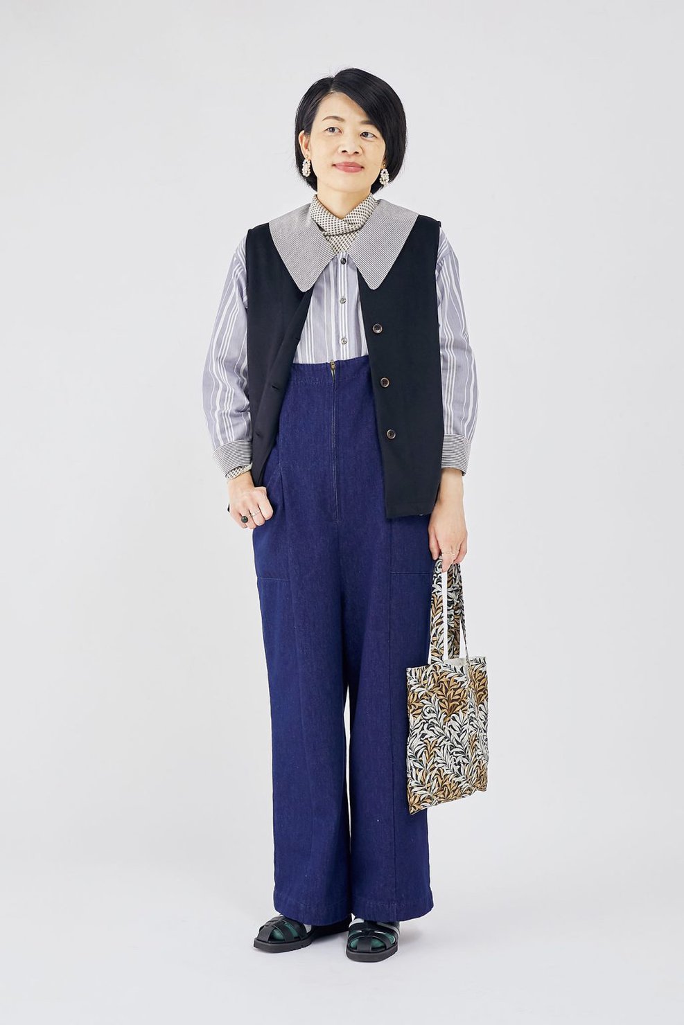天野佑梨さんの私服ファッションスナップ。衿と身ごろで柄が異なるブラウスを主役に、ベストで秋の重ね着コーデ