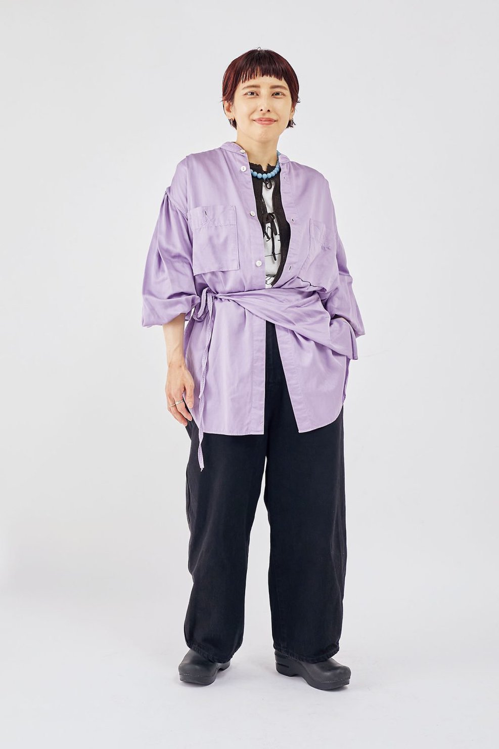 ジョイスアディッド デザイナー 郡司 杏さんの私服ファッションスナップ。シャツと同素材のスカーフをベルト代わりにした軽やか秋コーデ