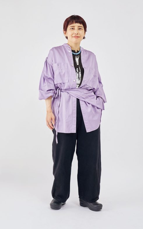 ジョイスアディッド デザイナー 郡司 杏さんの私服ファッションスナップ。シャツと同素材のスカーフをベルト代わりにした軽やか秋コーデ