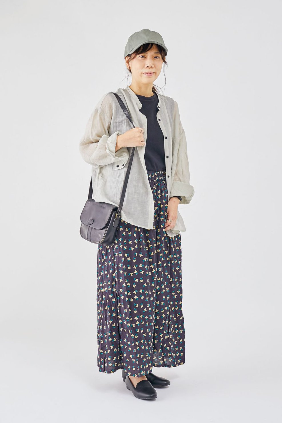 三戸佑里子さんの私服ファッションスナップ。黒で引き締めた総柄フレアパンツにニュアンスカラーのシャツを合わせて