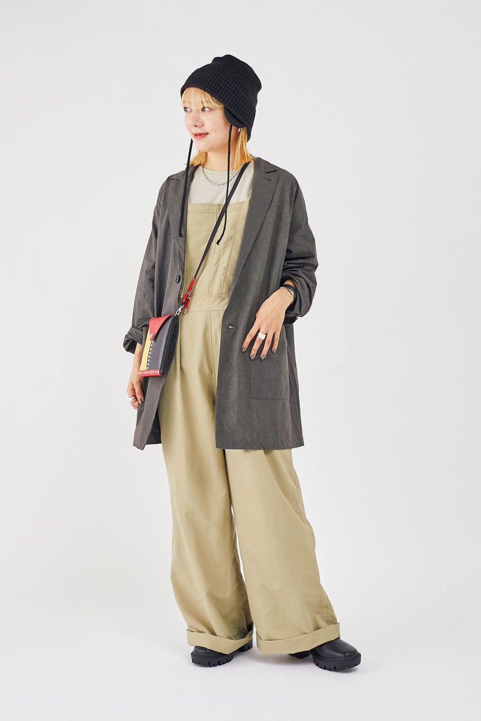 中橋波乃さんの私服ファッションスナップ。ラフなサロペットにジャケットを合わせて大人な秋コーデに