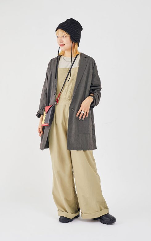 中橋波乃さんの私服ファッションスナップ。ラフなサロペットにジャケットを合わせて大人な秋コーデに
