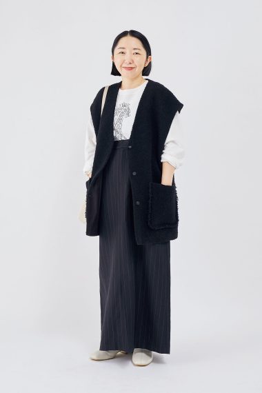 山野内裕紀子さんの私服ファッションスナップ。ツイードのVネックベストで縦長シルエットのモノトーンコーデ