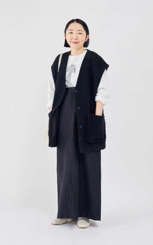 山野内裕紀子さんの私服ファッションスナップ。ツイードのVネックベストで縦長シルエットのモノトーンコーデ