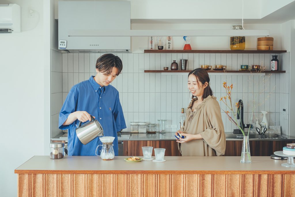 キッチンが広く、両面で使えるようになったことから、二人で一緒に料理をすることも増えたそう。 【髙橋さん夫妻のマンション