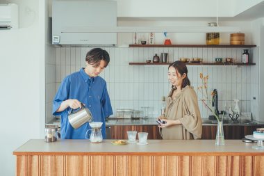 キッチンが広く、両面で使えるようになったことから、二人で一緒に料理をすることも増えたそう。 【髙橋さん夫妻のマンション