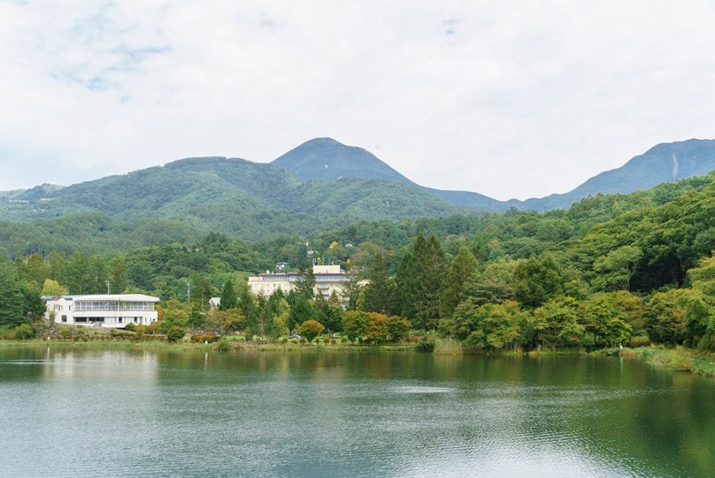 長野県のタイニーガーデン蓼科の目の前にある蓼科湖